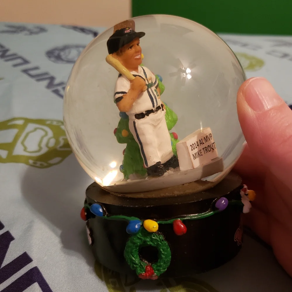 ⚾️ Mike Trout Christmas Snow Globe ⚾️ - Picture 4 of 6